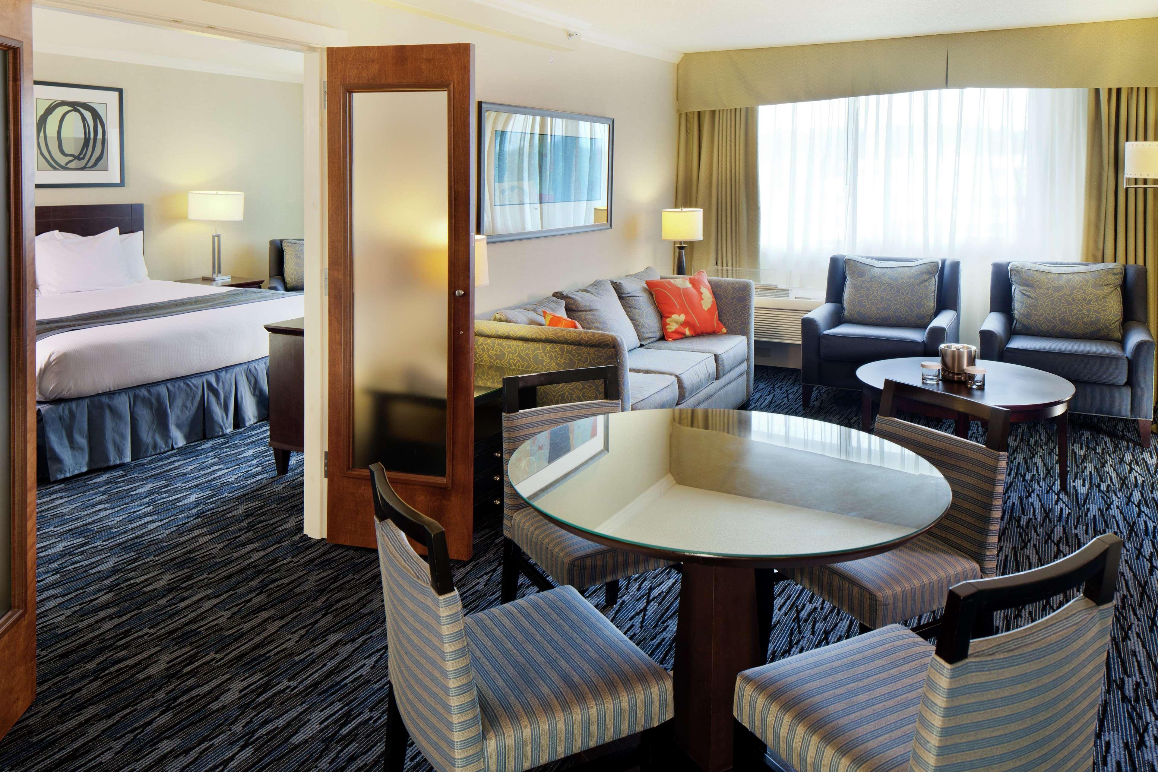 Doubletree By Hilton Norwalk Hotel Room photo